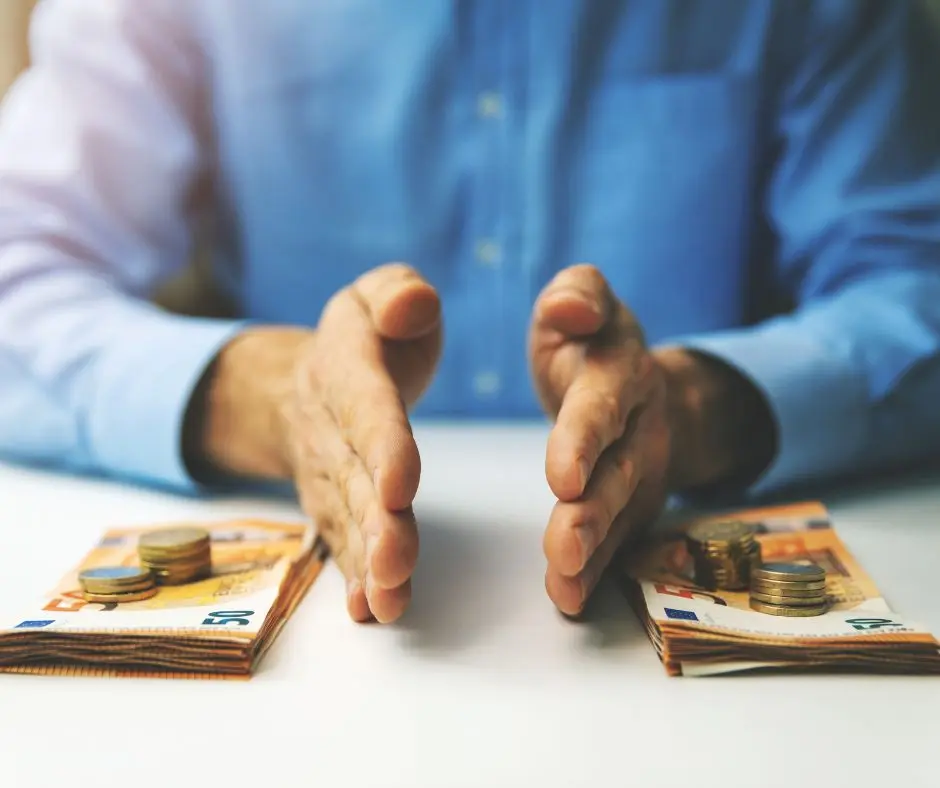 dividing retirements accounts: a pair of hands dividing money 